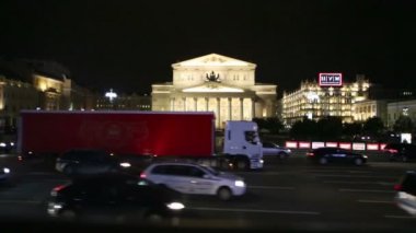 Bolşoy Tiyatrosu'na karşı araba trafiği