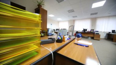 Ofis malzemeleri içeren masalar