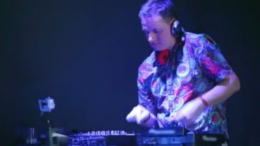 DJ kayıt cihazları ile karışımları.