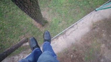 Adam ipe ayakta bacaklar yolu