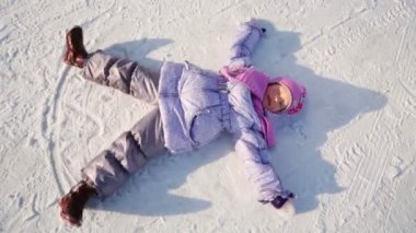 kar üzerinde küçük kız yalan