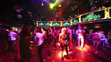 insanlar dans dans pisti