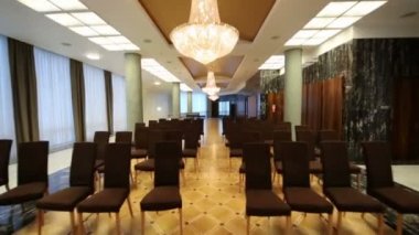 Basın toplantısı öncesi boş sandalyeler