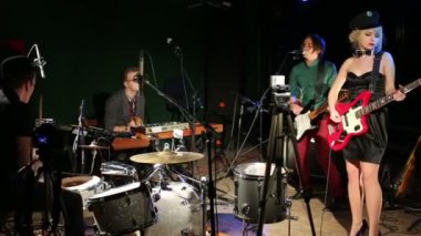 Rock grubu çalıyor ve şarkı lıyor