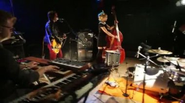 Gece kulübünde rock grubu