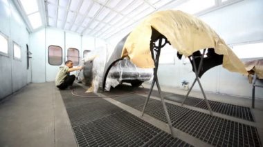 adam arabanın kapısını boyama, boya