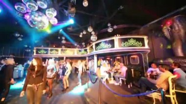 Kızlar dans dans pisti