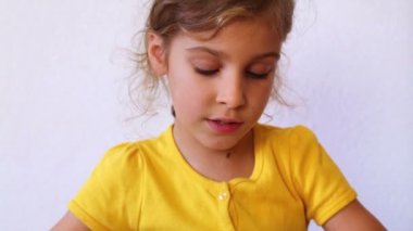 Küçük kız kitap okuyor.