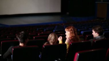 sinema salonunda insanlar