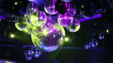 Ayna disko topu döndürür