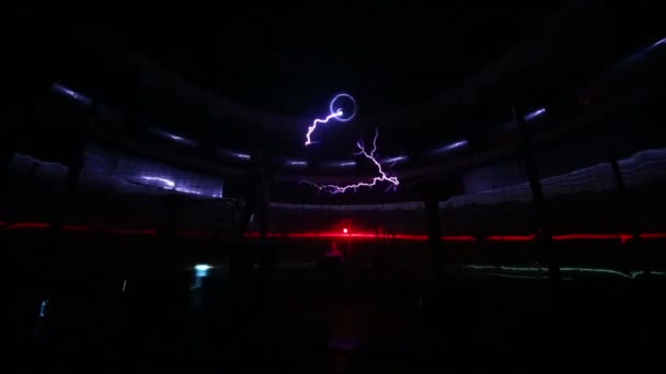 Man with artificial lightning at presentation — Stock Video