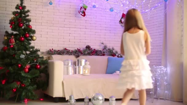 Meisje met kerstcadeaus — Stockvideo