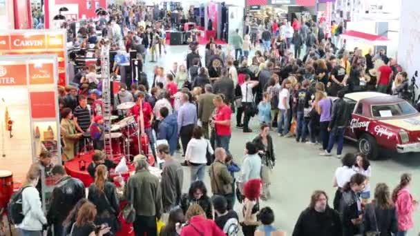 Large number of people in Sokolniki Exhibition — Stock Video