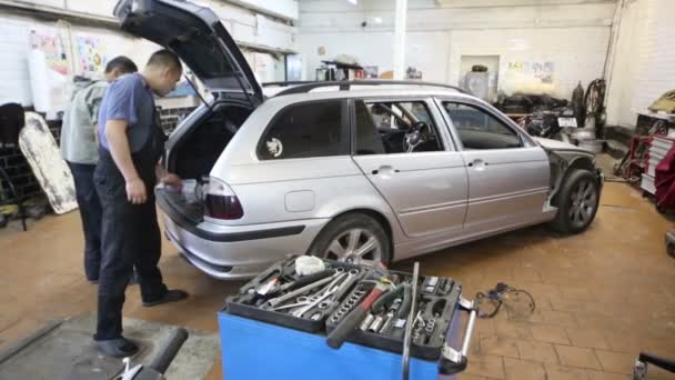 Mechanica bekijken keuringsstation auto — Stockvideo