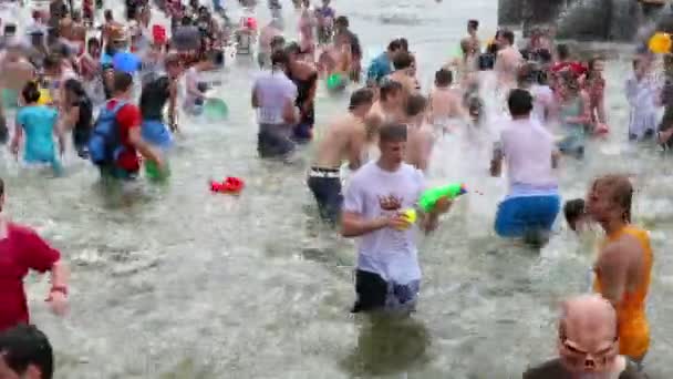 Jóvenes en la Fuente de la Amistad en la Batalla del Agua — Vídeos de Stock