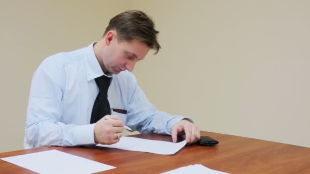 Man reads document — Stock Video