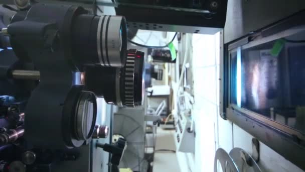 Viejo proyector con carretes para cinta de vídeo — Vídeo de stock