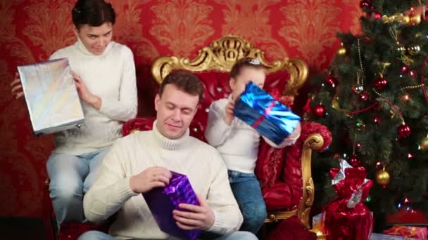 Madre, padre e hija con cajas de regalo — Vídeos de Stock