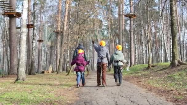 Muž se třemi dětmi v přilby — Stock video