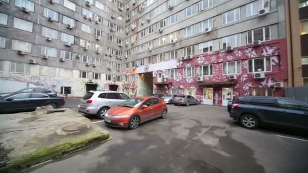 Auto's worden geparkeerd in de binnenplaats van het kantoorgebouw — Stockvideo