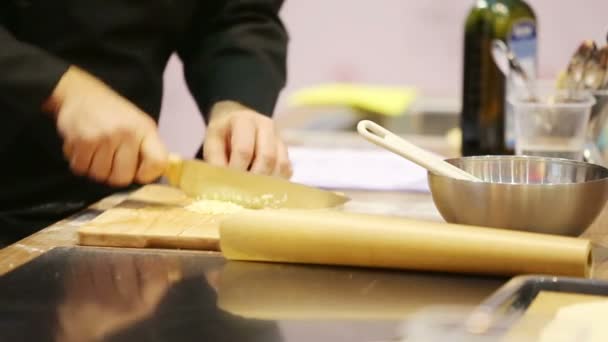 Male hands cut garlic — Stock Video