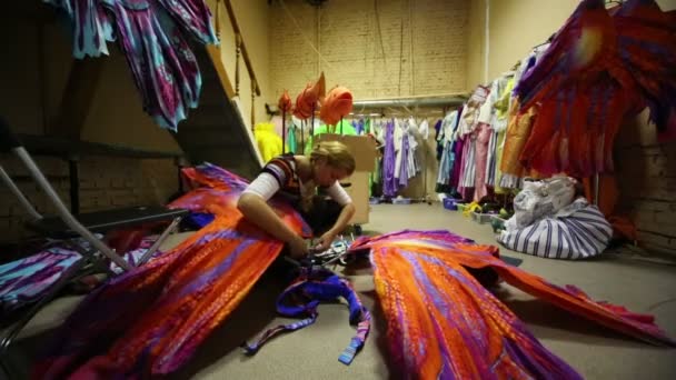 Flickan förbereder kostymer innan repetition — Stockvideo