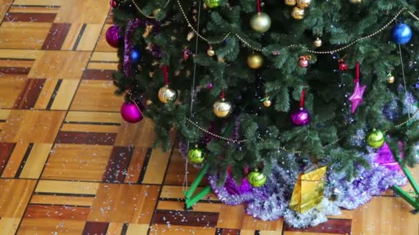 Menino corre em torno da árvore de Natal — Vídeo de Stock