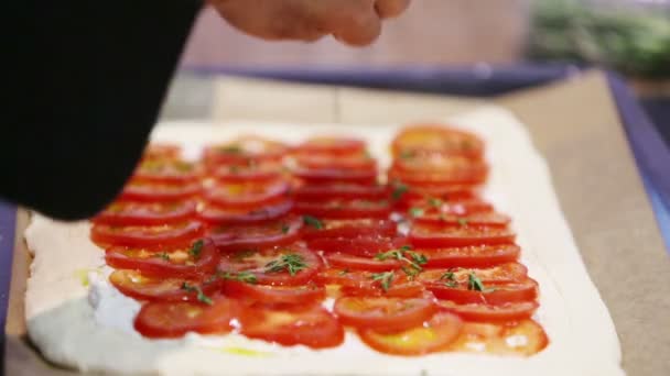 Male sprinkle with herbs tomato slices — Stock Video