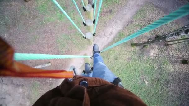 Las piernas del hombre en los vaqueros por la vía de la cuerda — Vídeo de stock
