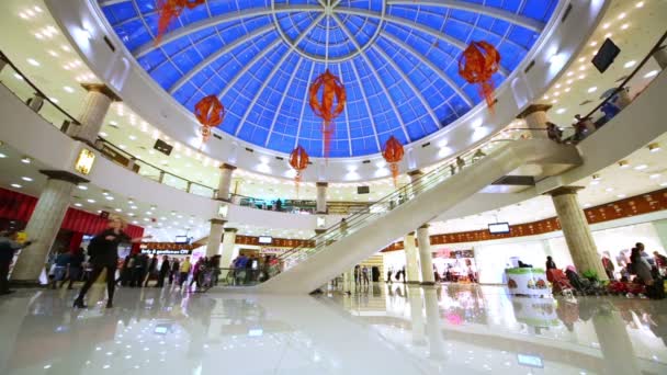 Personas en el centro comercial y de entretenimiento RIO — Vídeo de stock