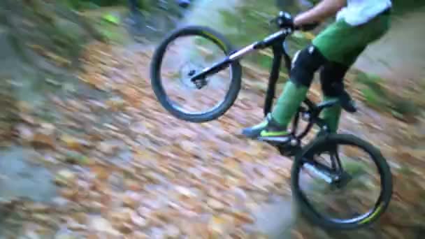 Mann springt während Wettkampf aufs Fahrrad — Stockvideo