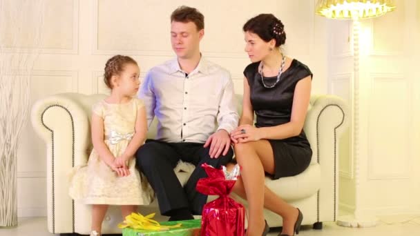 Père, mère et fille avec des cadeaux — Video