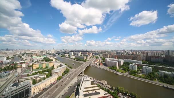 Amplia vista del paisaje urbano con edificios — Vídeos de Stock