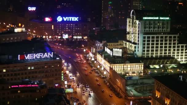 Samochody jeżdżąc na Novinsky Boulevard w nocy — Wideo stockowe