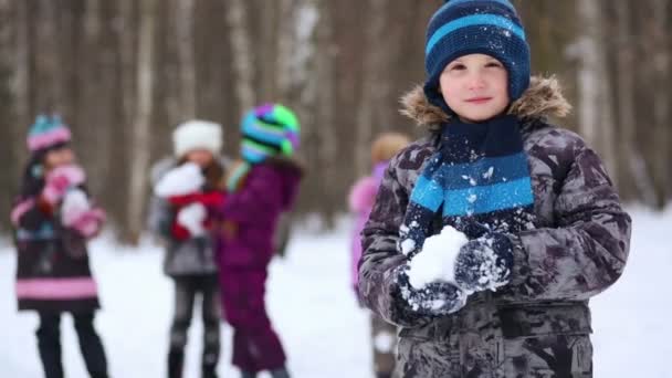 Jongen gericht en gooien sneeuwballen — Stockvideo