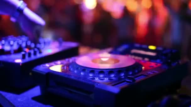 CD-Player und Mischpult auf DJ-Tisch — Stockvideo