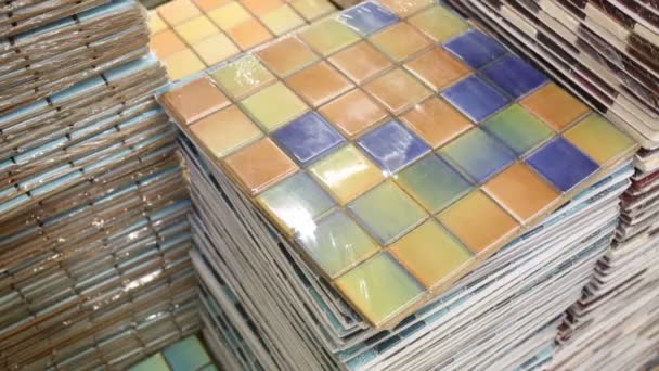 Montones de hermosos azulejos cuadrados — Vídeo de stock