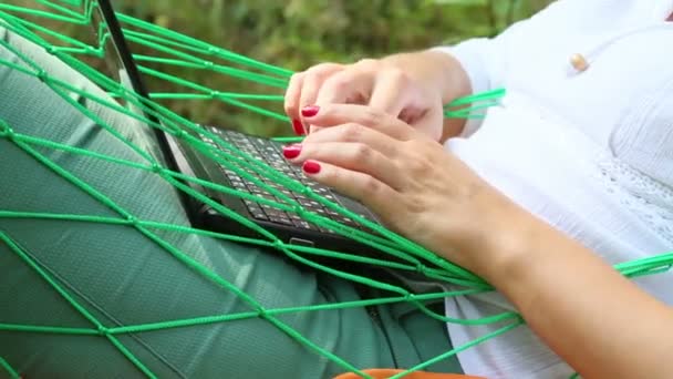 Girl in hammock notebook kerja — Stok Video