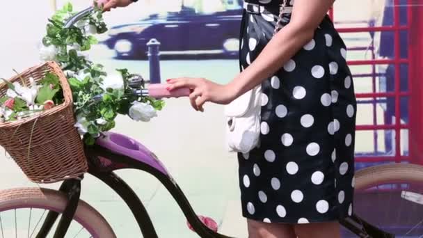 Ретро-юбка женщины с женским велосипедом — стоковое видео