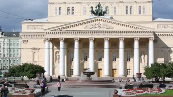 Bouw van het Bolshoi Theater en mensen — Stockvideo