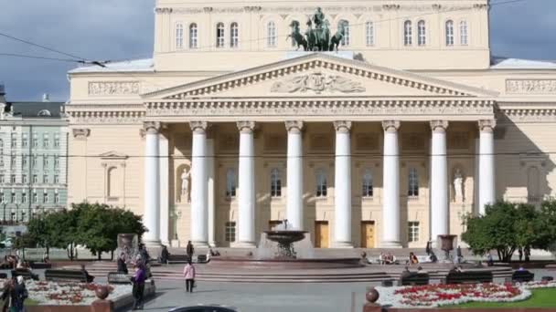 Bau des Bolschoi-Theaters und des Volkes — Stockvideo