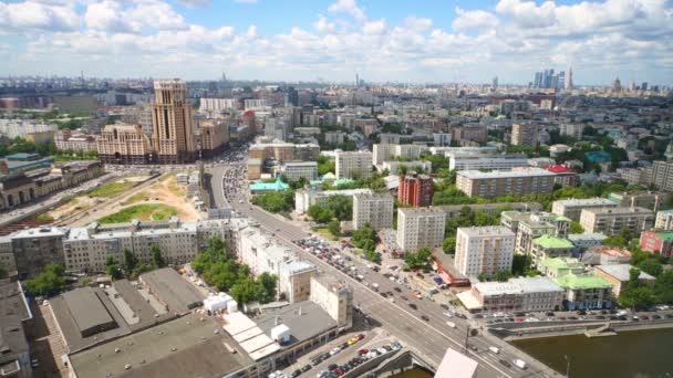 Belle vue sur le paysage urbain avec confiture de voitures — Video