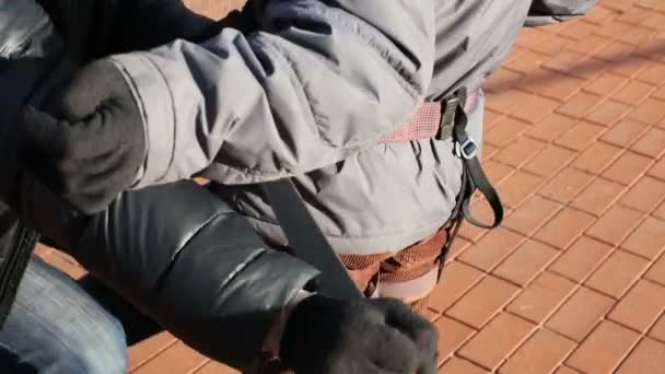 Дитина носить обладнання безпеки для скелелазіння — стокове відео