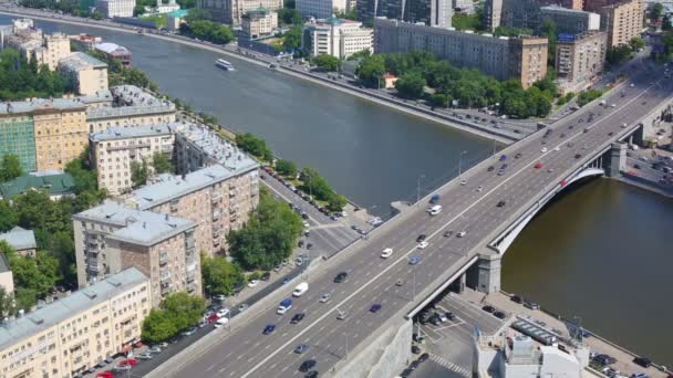 Schöner Blick auf das Stadtbild mit Brücke — Stockvideo