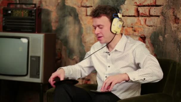 Człowiek z słuchawki i dwa dyski — Wideo stockowe