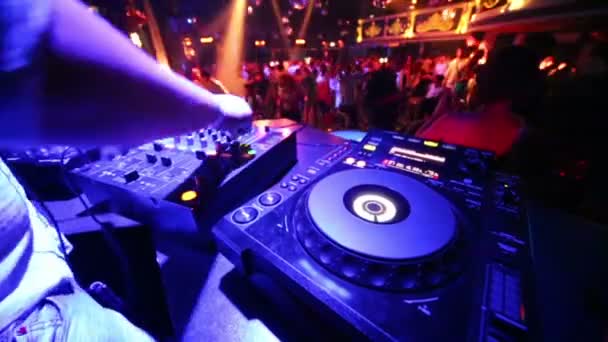 Equipement musical sur table DJ — Video