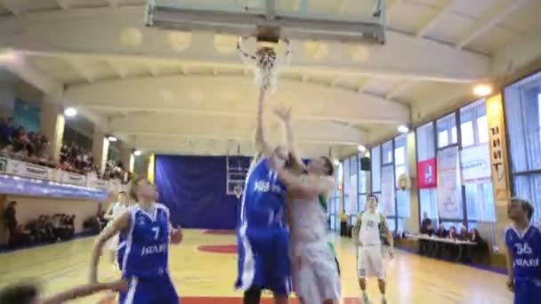 Violação de regras durante o jogo de basquete — Vídeo de Stock