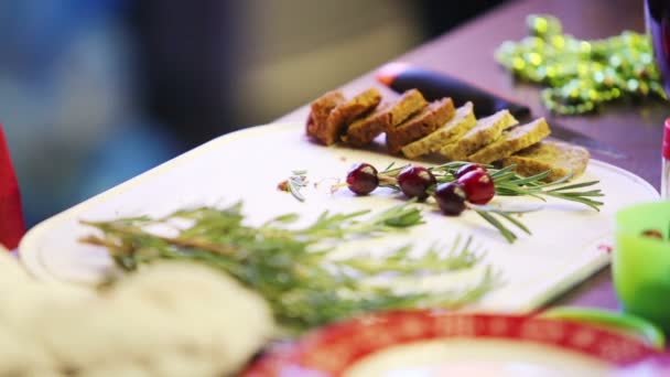 Female hands make decoration for meal — Stock Video