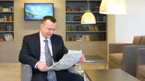 Geschäftsmann liest Zeitung — Stockvideo