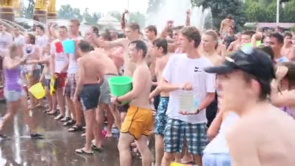 Dois grupos em Water Battle Flashmob — Vídeo de Stock